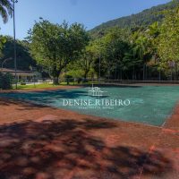 Casa em Ilhabela com quadra de tênis e rede de vôlei.