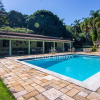 Imobiliária em Ilhabela - casa com piscina e churrasqueira