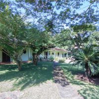 Casa à Venda em Ilhabela em terreno amplo